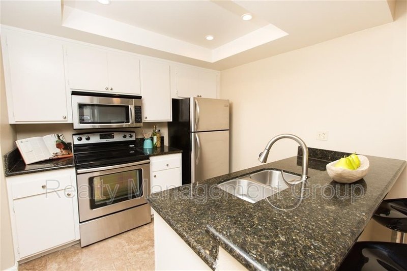 $2,000- 1 Bed / 1 Bath Condo located in Mission Plaza Complex in Mission Valley property image