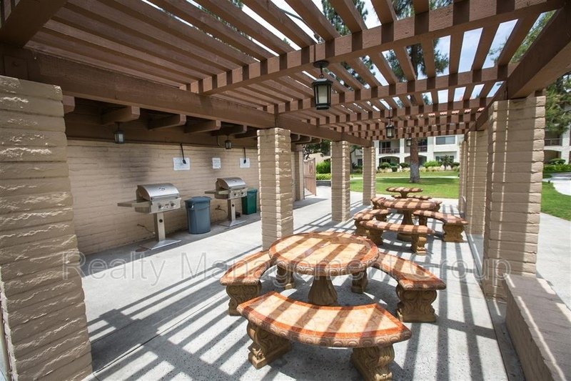 $2,000- 1 Bed / 1 Bath Condo located in Mission Plaza Complex in Mission Valley property image