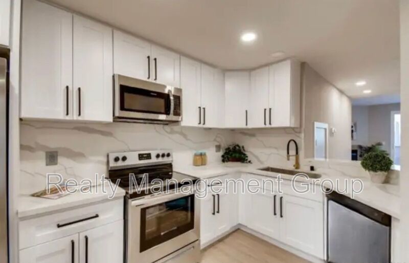 $3,700 - 3 Bed / 2.5 Bath Upgraded Townhome in The Knolls Community property image