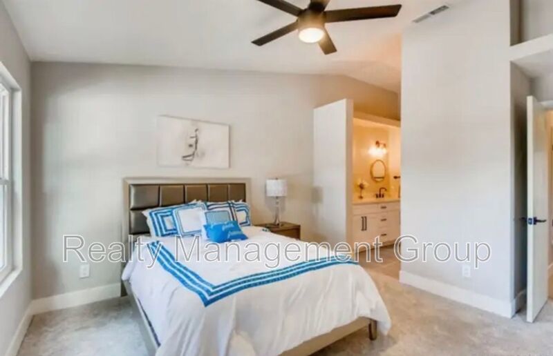 $3,700 - 3 Bed / 2.5 Bath Upgraded Townhome in The Knolls Community property image